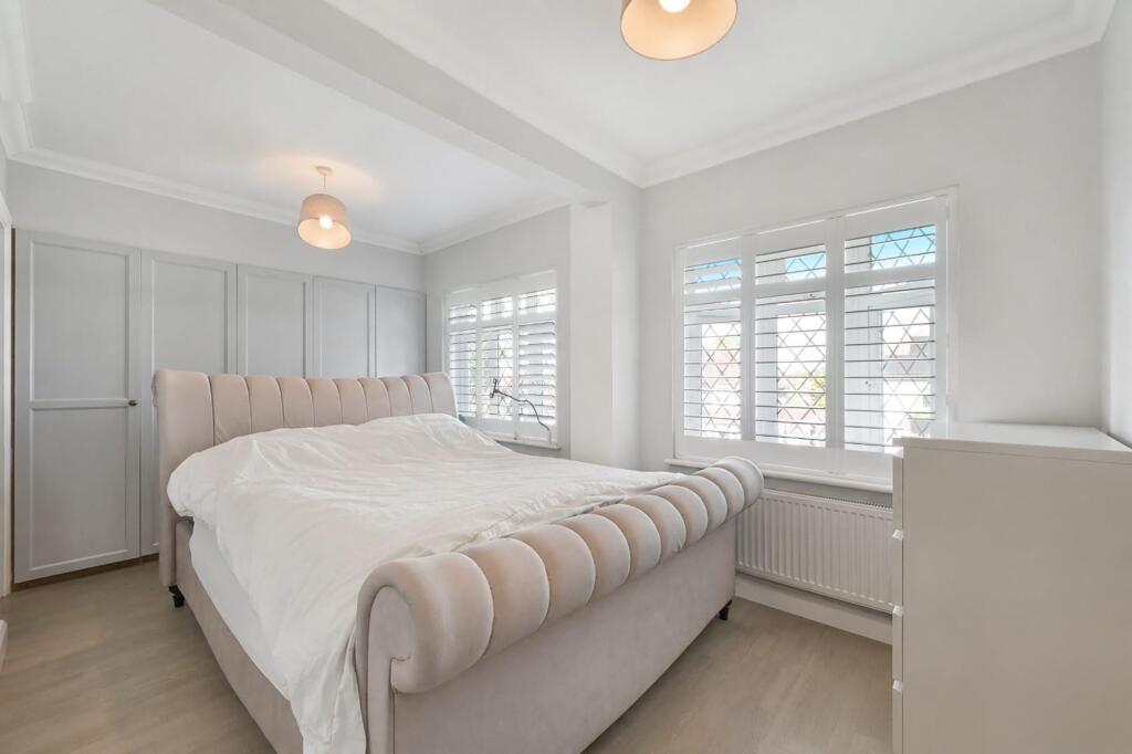 House in Epsom, Stoneleigh - More