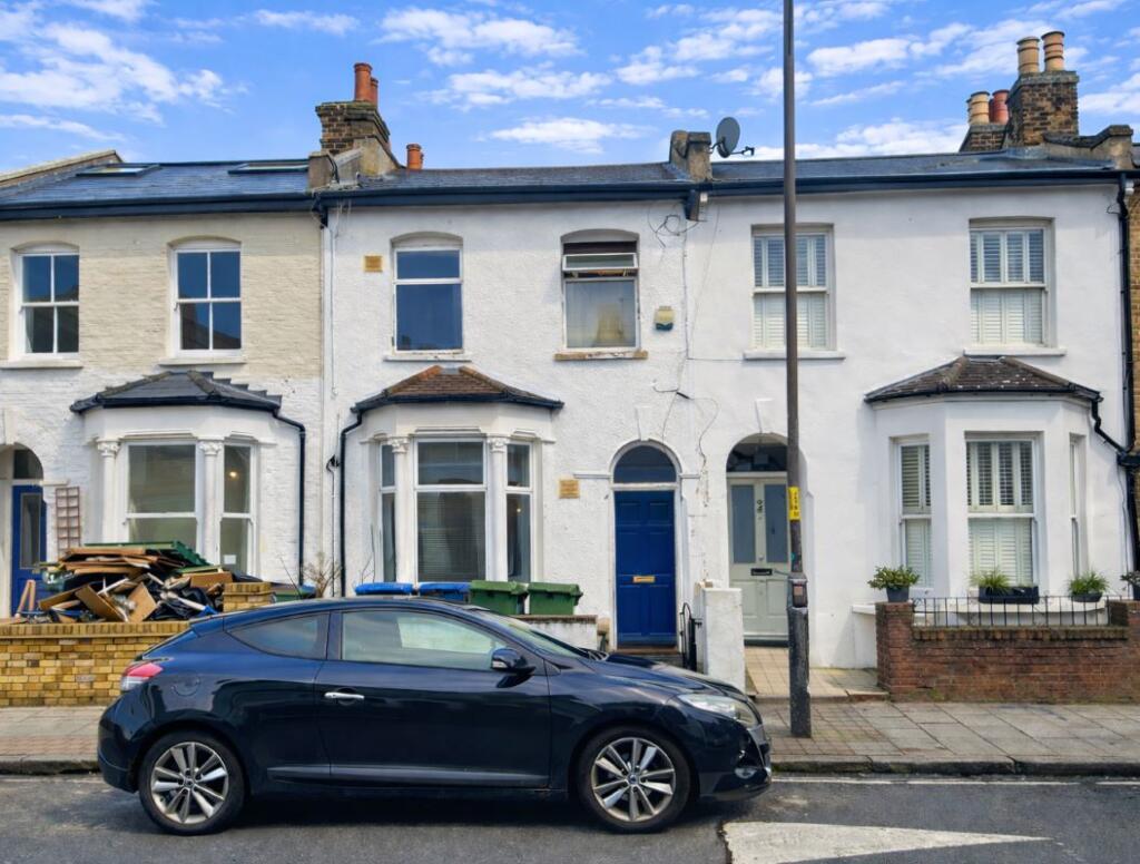 Main image of property: Flat 3 124 Hollydale Road, London, SE15 2TQ