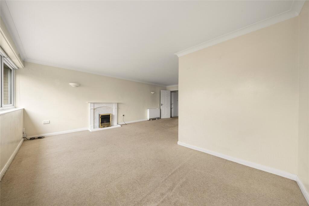 Apartment in Elmbridge, Weybridge - View 3