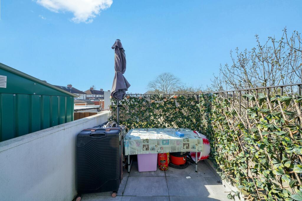 Flat 1 15 15a Empire Parade Great Cambridge Road k02D1sFPiSLDB5swCh0P.jpg