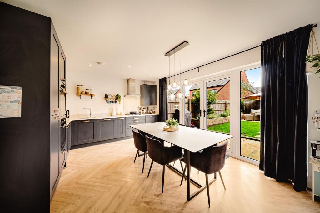 House in Bristol, Winterbourne - More
