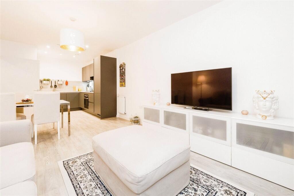 1-bed flat on Chamberlain Court, Upton Park, London, E13, £325,000