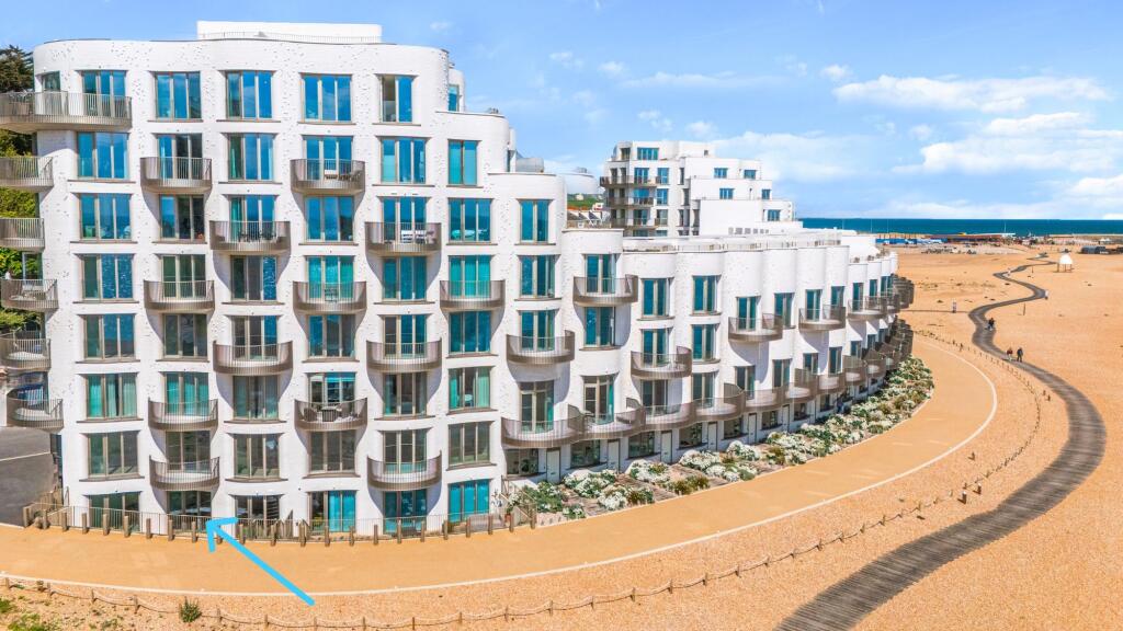 2-bed flat on Shoreline Crescent, Folkestone, CT20, £635,000