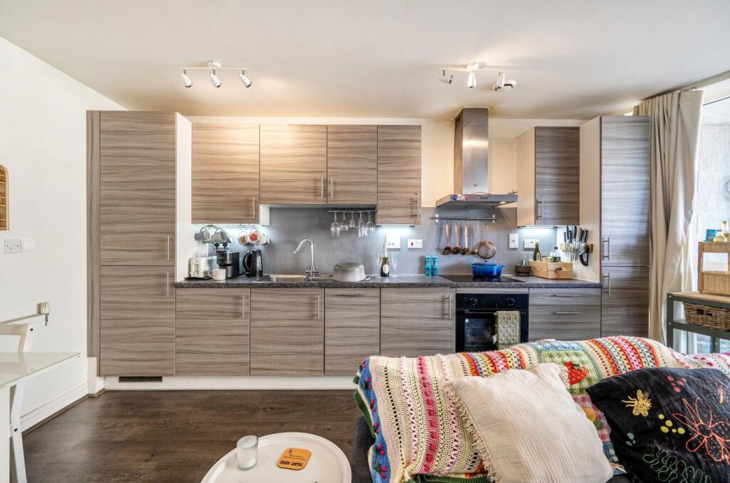 Apartment in Southall - View 4