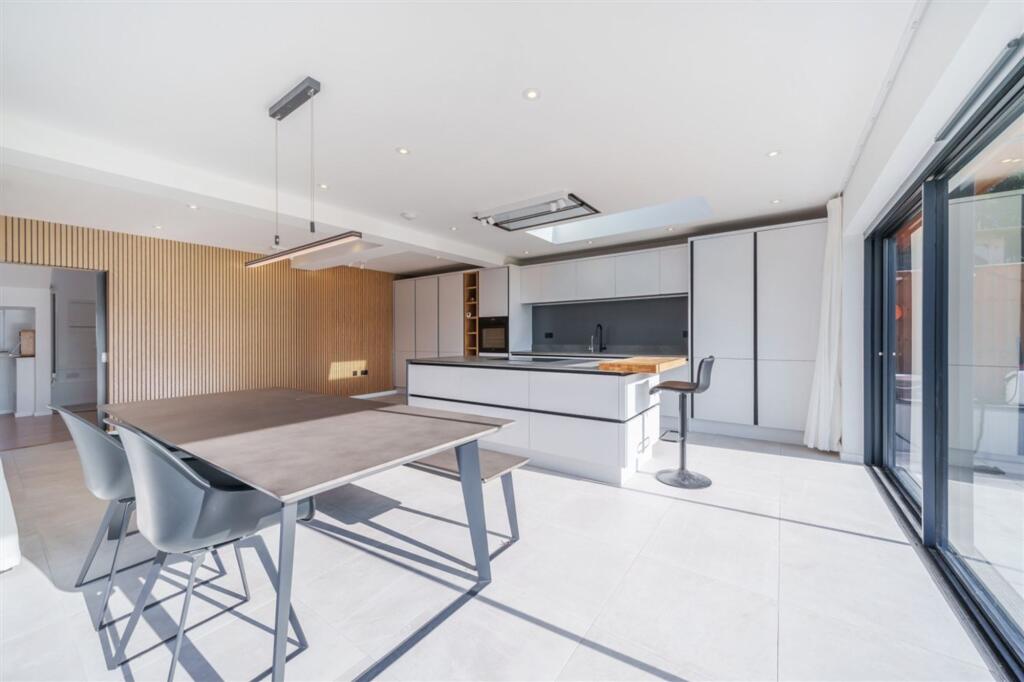 House in Horsham, Oakhill - More