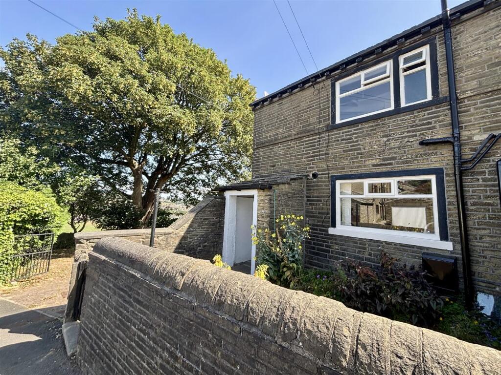 2-bed terraced on Town End Road, Clayton, Bradford, £85,000