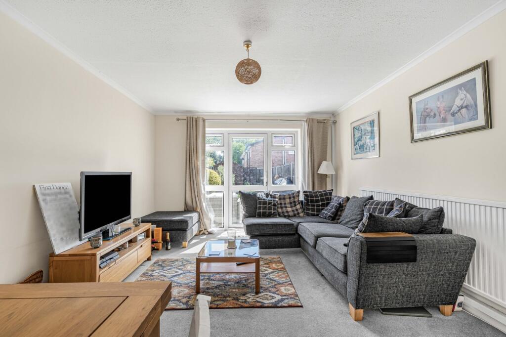 Aymer Drive, Staines-upon-Thames, Surrey, TW18 photo 2