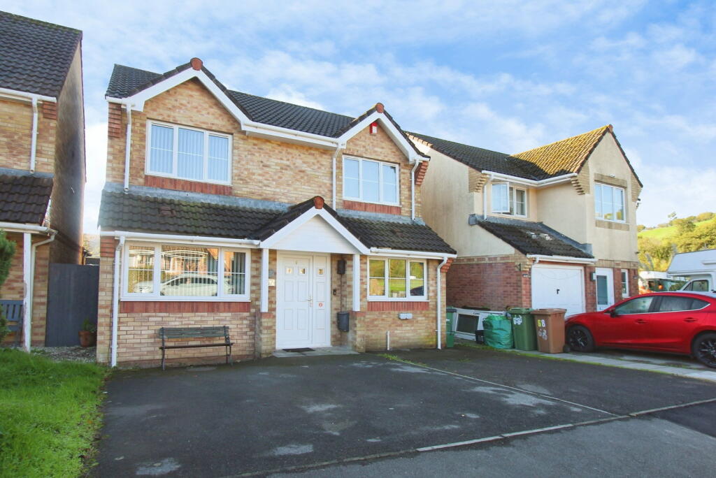 4-bed detached on Ty'N Y Parc, Abertridwr, Caerphilly, £325,000