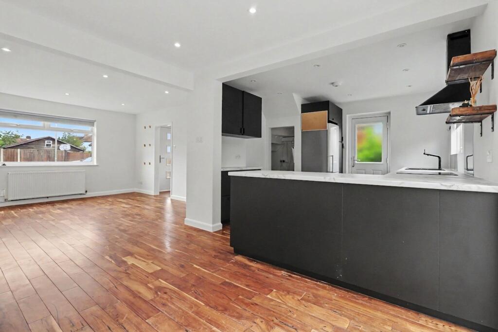 House in Walton-on-Thames, Hersham - View 5