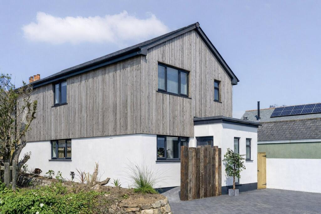 3 bedroom detached house in Marazion, great location, no chain, open plan