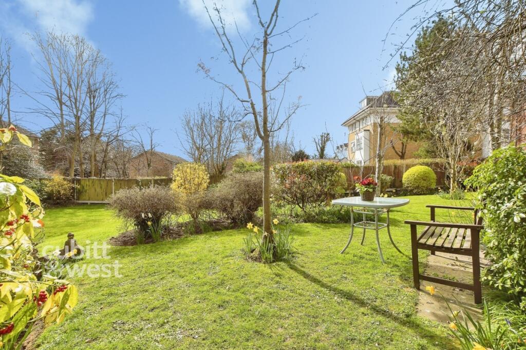 Apartment in Reigate and Banstead, Surrey - View 4