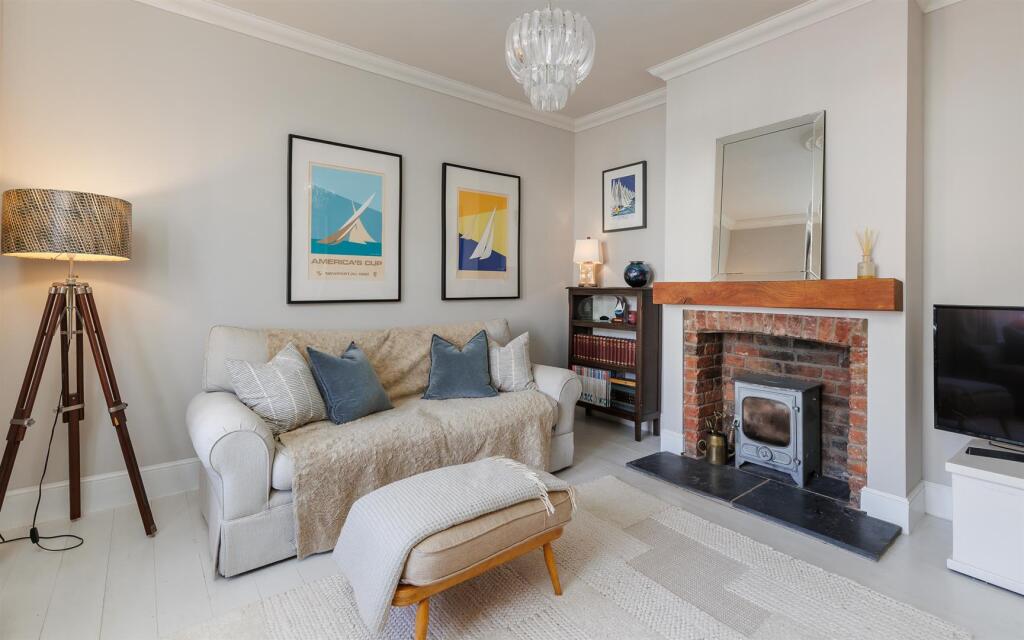 3-bed house on BEAUTIFULLY PRESENTED PERIOD PROPERTY - Mill Hill Road, Cowes, £450,000