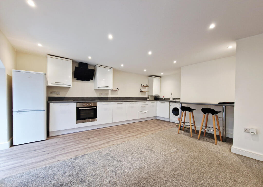 Apartment in Darwen, Sough - View 4