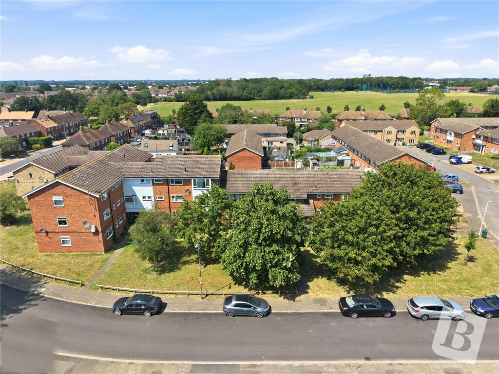 2-bed flat on Queensland Crescent, Chelmsford, Essex, CM1, £220,000
