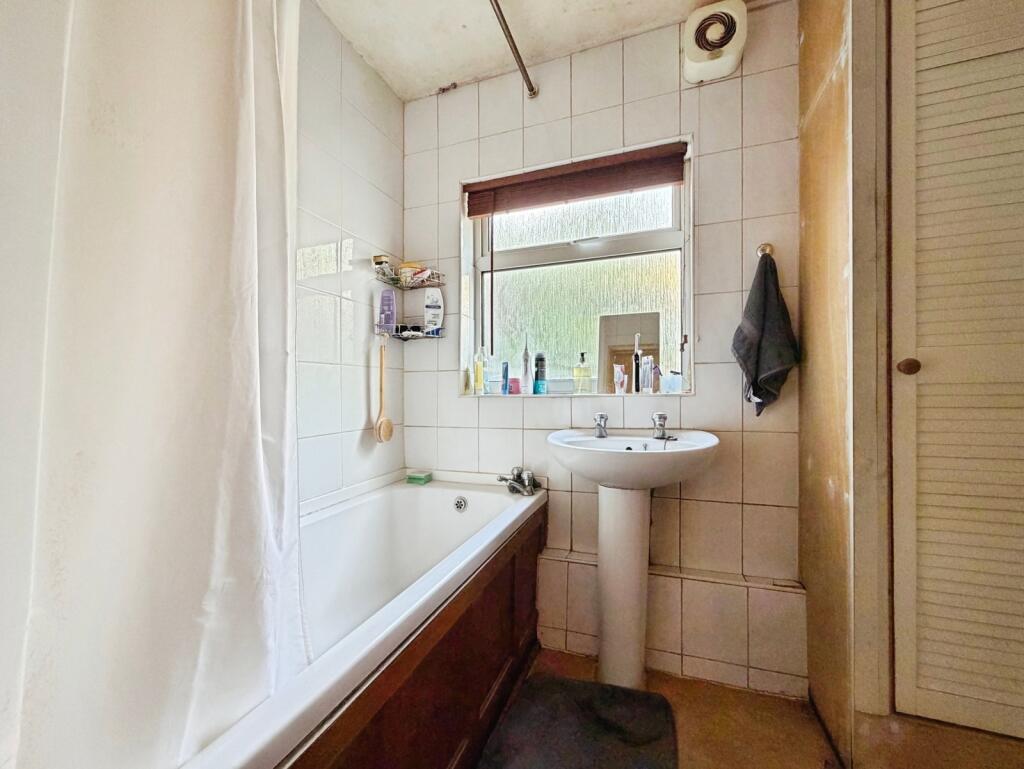 House in Rushmoor, East End, North Town - More