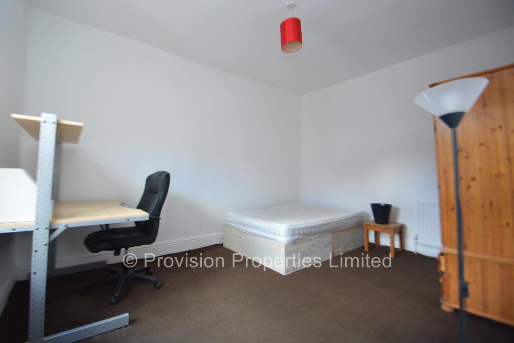 6 bedroom end of terrace house for rent
