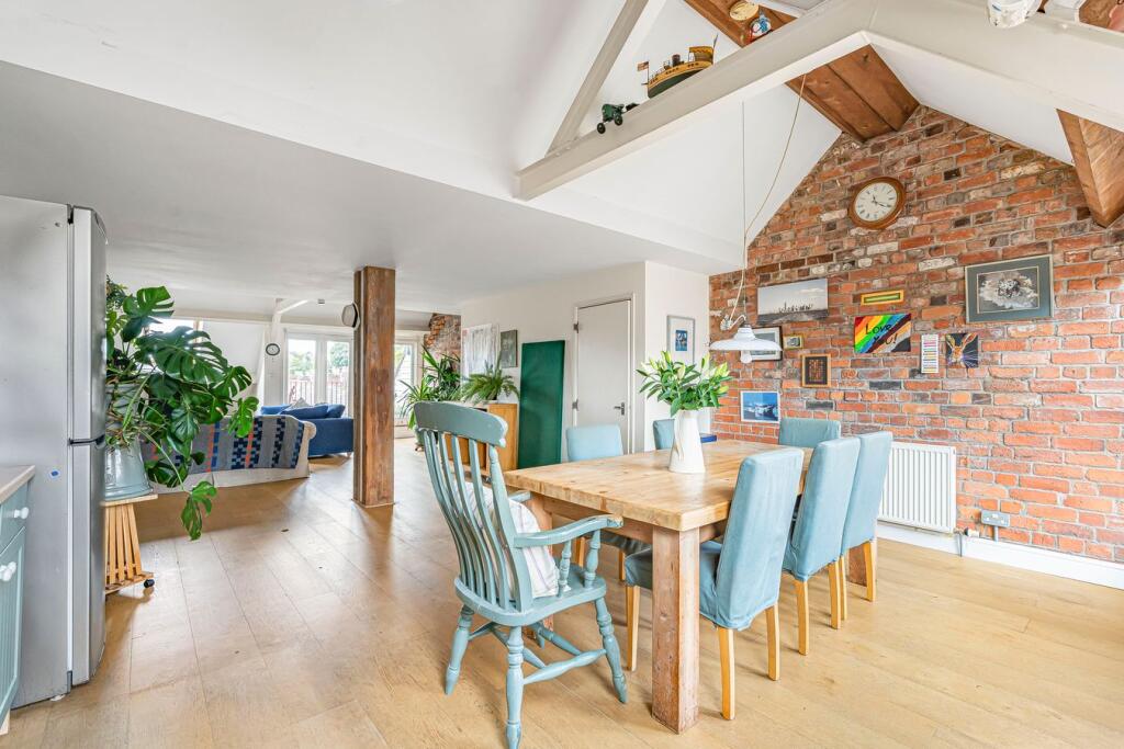 Apartment in Stroud - More