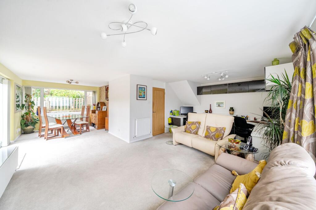 Dunedin Drive, Harestone Valley, Caterham, CR3 photo 2