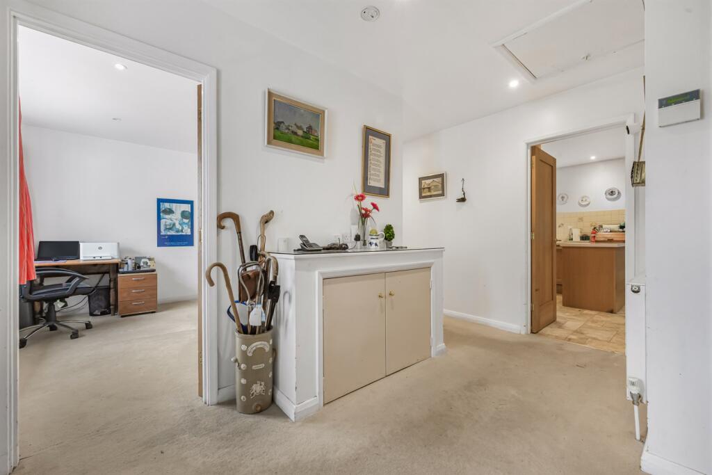 Knowle Close, Caversham Heights, Reading photo 4