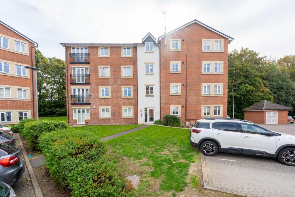 2-bed flat on Plantation Close, Bushey, £325,000
