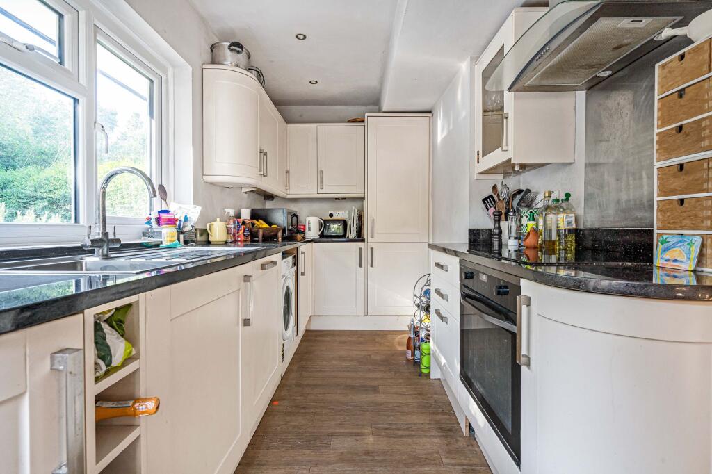 House in Mole Valley, Leatherhead - View 4