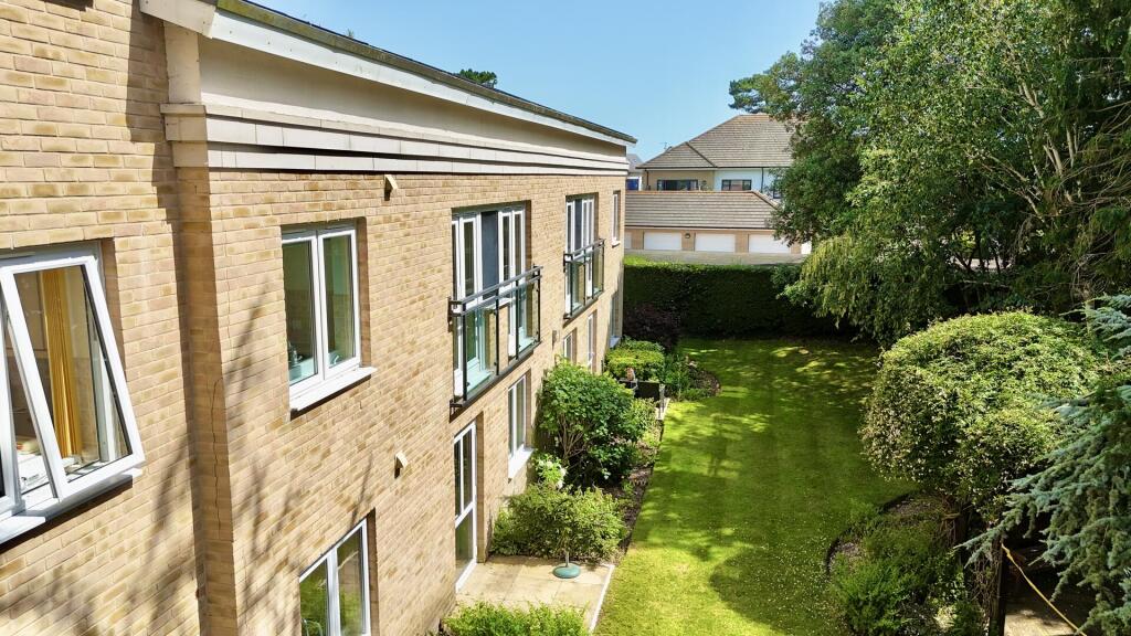 1-bed flat on Wortley Road, Highcliffe on Sea, £130,000