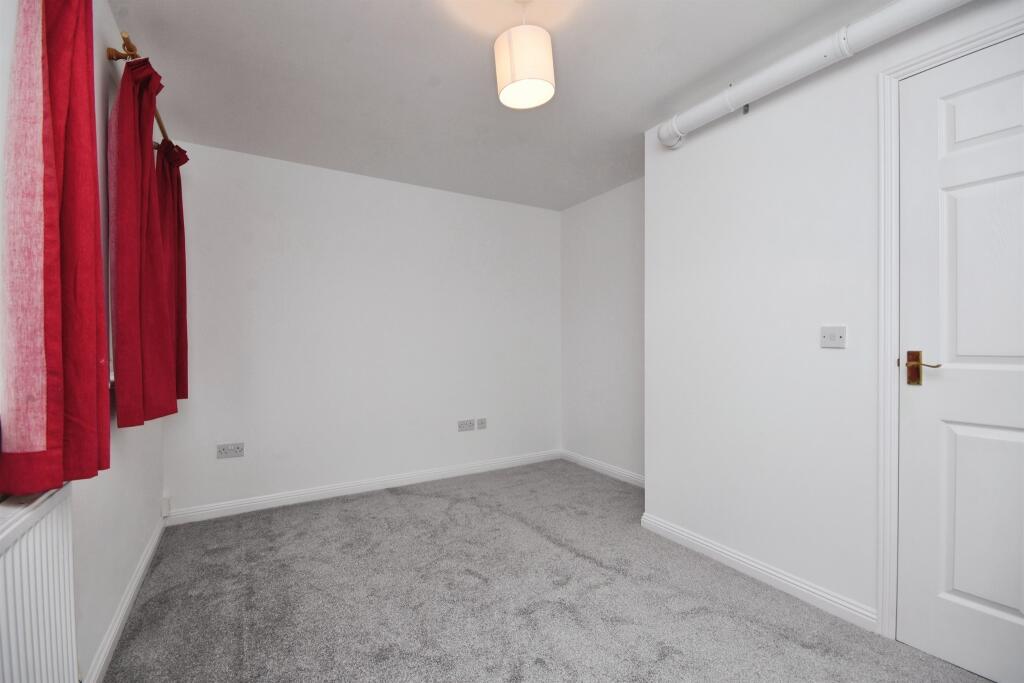 Apartment in Romford - View 3