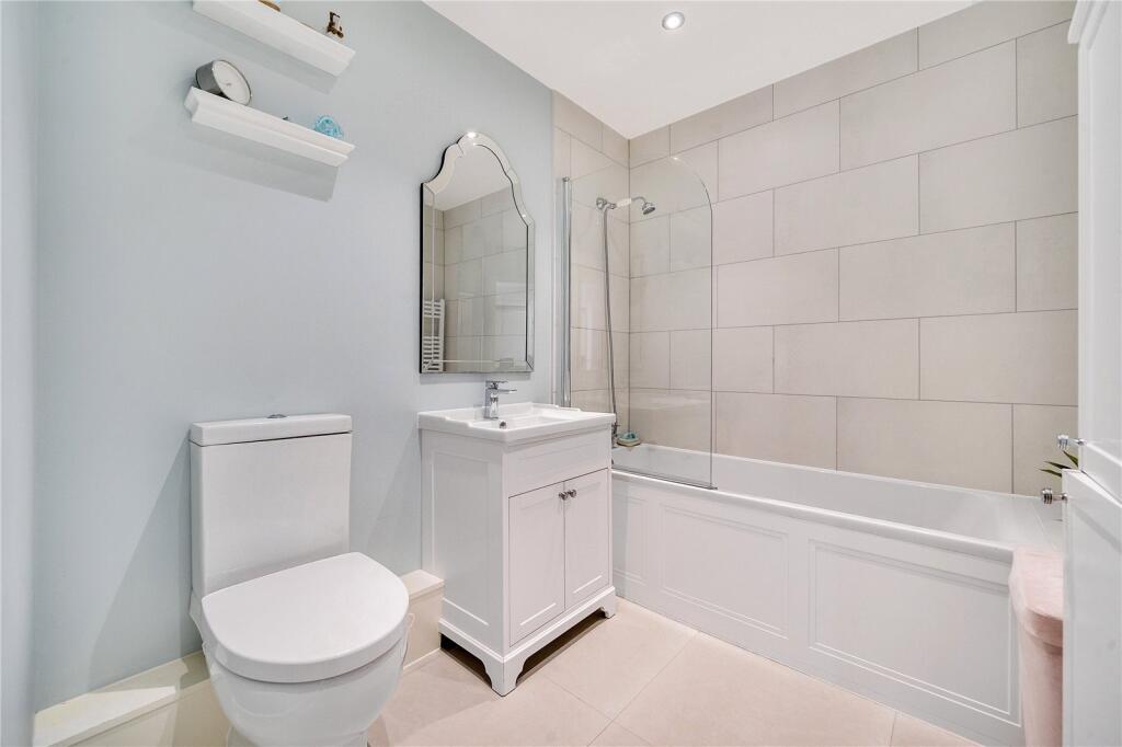 Apartment in Walton-on-Thames, Surrey - More