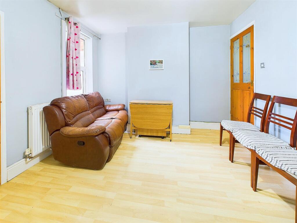 House in Nuneaton and Bedworth, Warwickshire - View 5