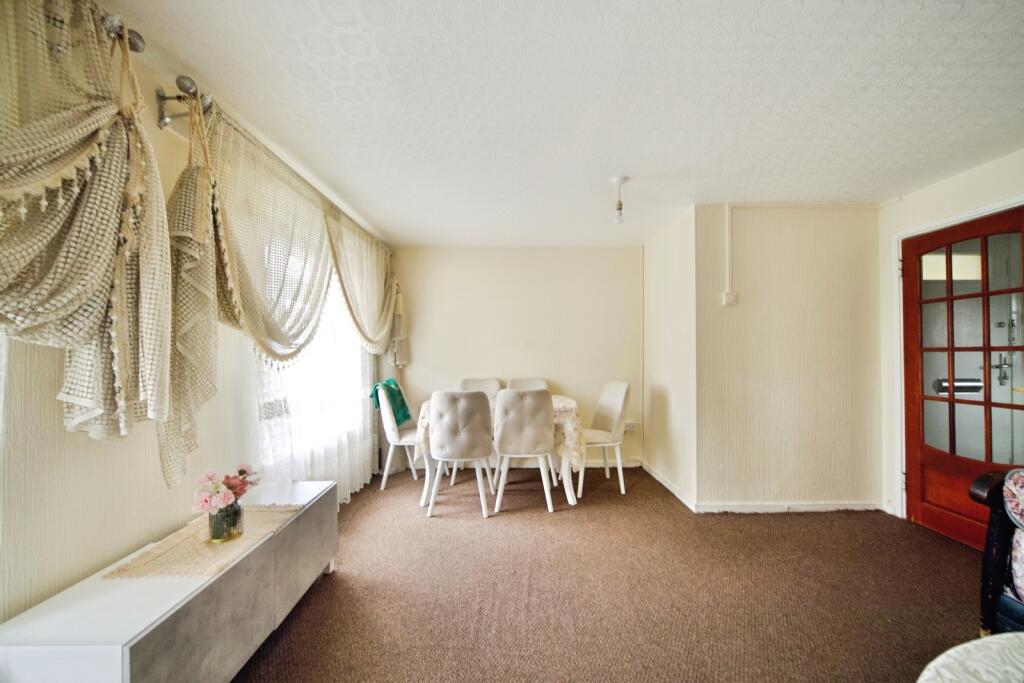 Barrowfield Close, London, N9 photo 3