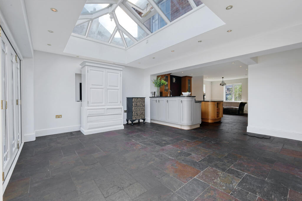 House in Chelmsford, Chancellor Park, Chelmer - More