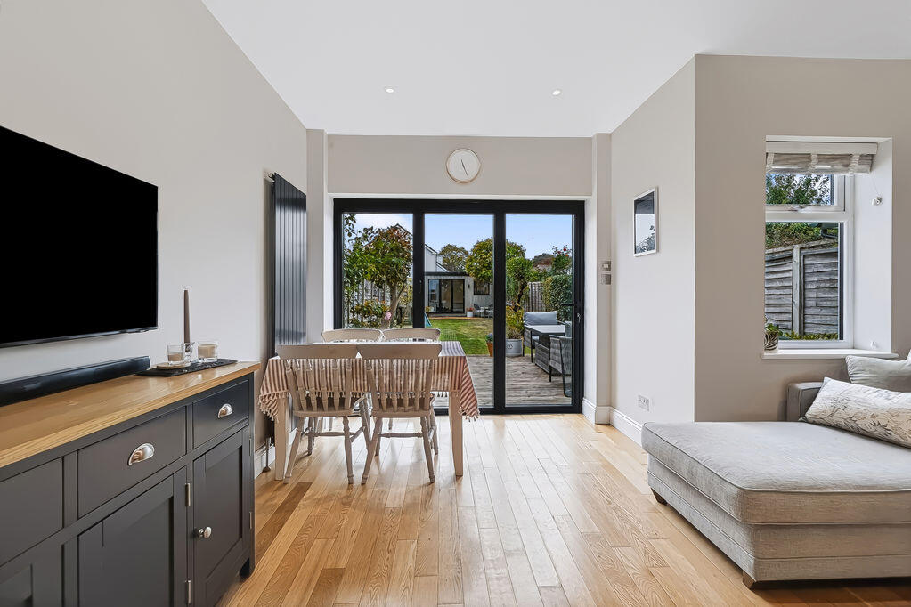 House in Walton-on-Thames, Swallowfields, Surrey - View 4