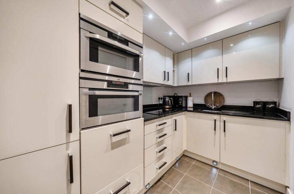 Apartment in Tunbridge Wells, Kent - View 3