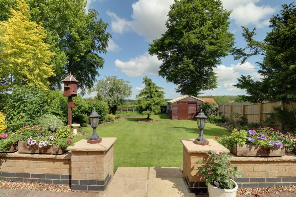 5-bed detached on Woodlands Drive, Colsterworth, Lincs, £425,000