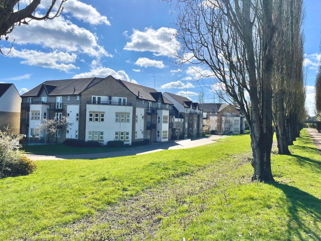 2-bed flat on Sakura Walk, Willen Park, Milton Keynes, MK15, £220,000