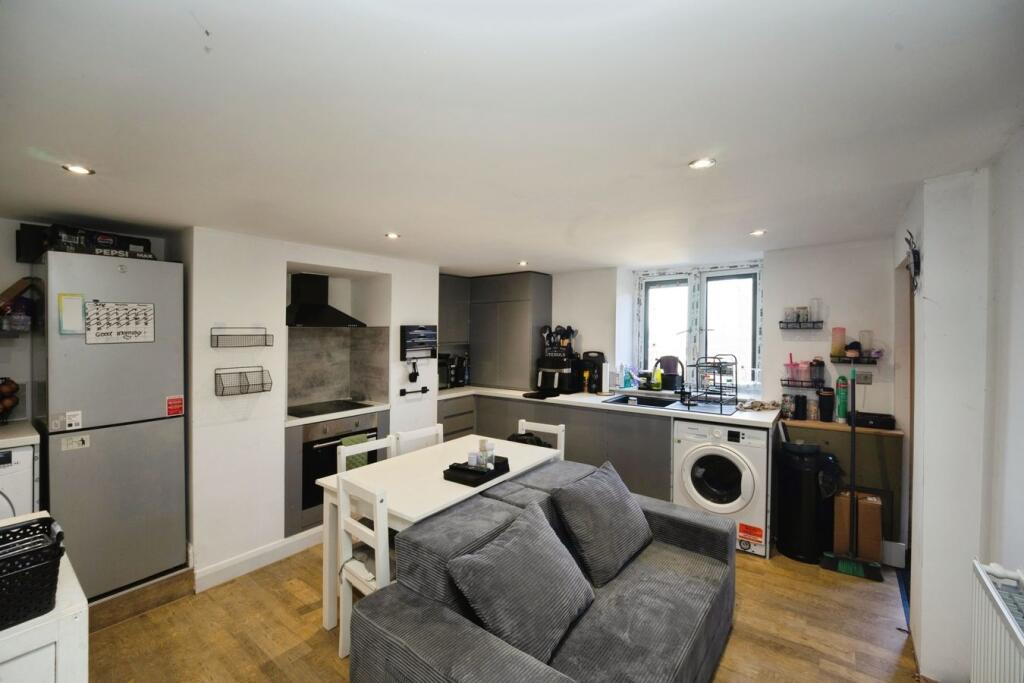 House in Bradford, West Yorkshire - View 4