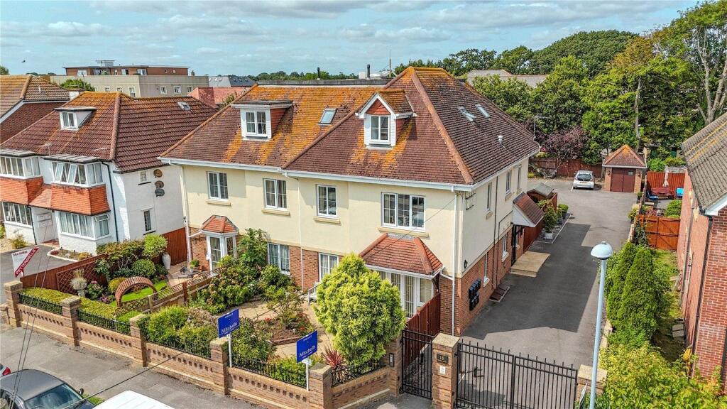 2-bed flat on Stuart Road, Highcliffe On Sea, Christchurch, £250,000
