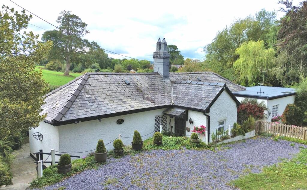 3-bed detached on Llanrhydd, Ruthin, £450,000