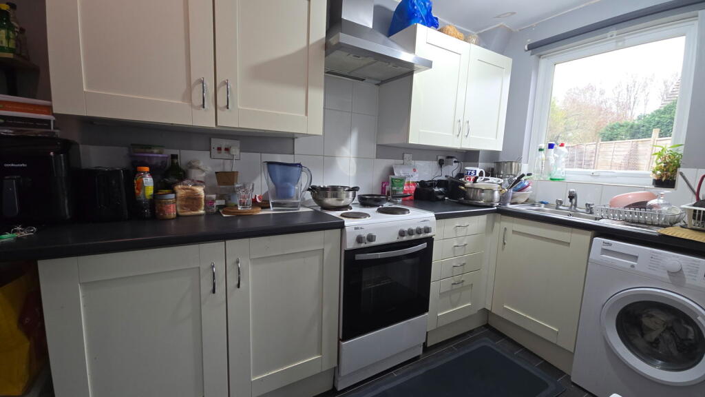 Robertson Close, Newbury, RG14 7SQ - View 3