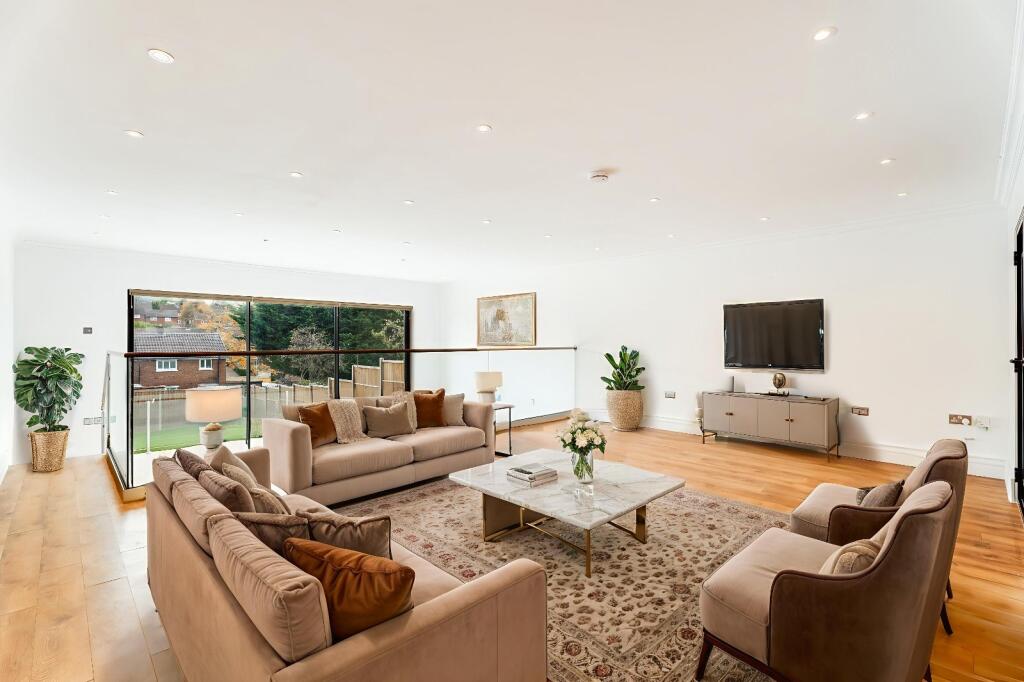 4-bed terraced on Batchwood Drive, St. Albans, Hertfordshire, AL3, £800,000