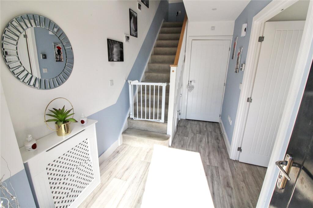 Emerald Crescent, Swindon, Wiltshire, SN25 photo 4