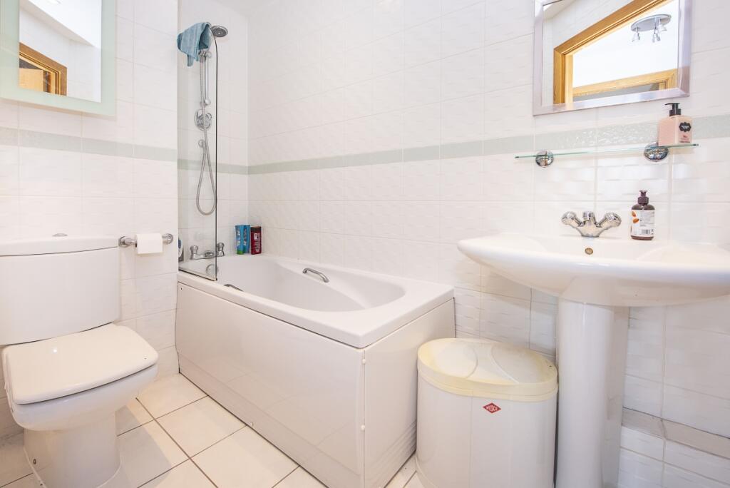 Apartment in London, Royal Borough of Kingston upon Thames - More