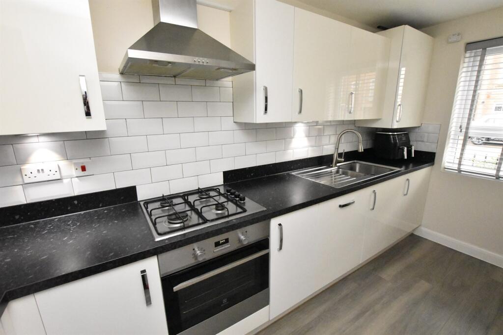 House in Nuneaton and Bedworth, Grove Farm, Camp Hill - More
