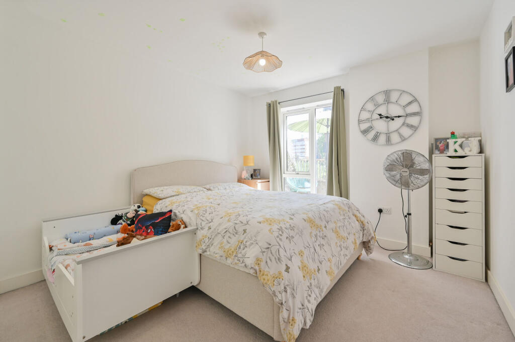 Apartment in Dacorum, Hertfordshire - View 5