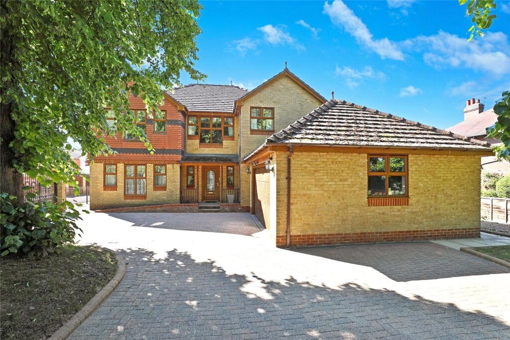 5-bed house on Fennell Court, Wakefield, WF2, £825,000