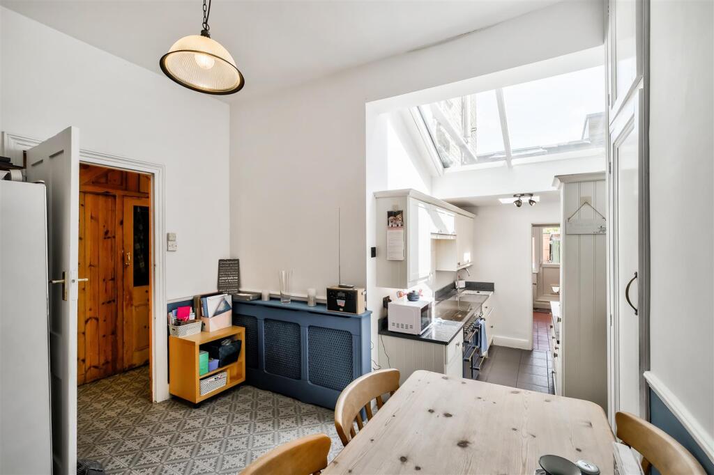 House in London, Aldersbrook, Redbridge - View 3