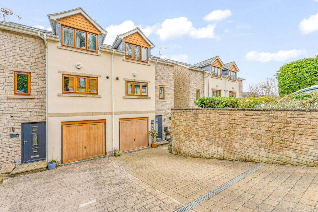 Main image of property: Brackenwood Gardens, Portishead, Portishead, BS20 8FD