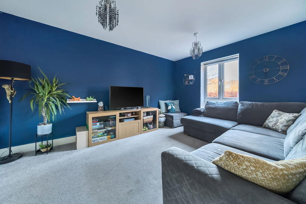 House in Basingstoke and Deane, Longacre, Kempshott Park - View 4