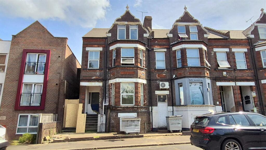Studio flat on Castle Street, Luton, £40,000