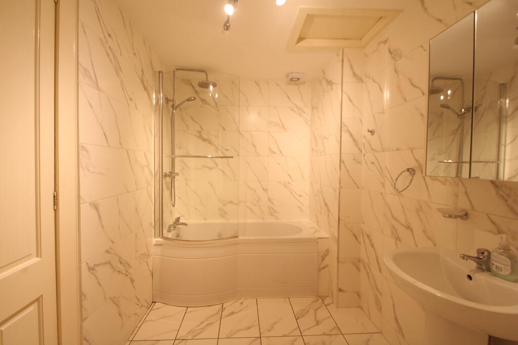 Apartment in Glasgow, Waverley Park, Shawlands - View 3